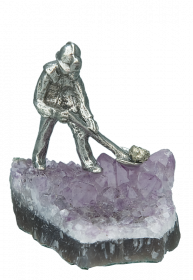 Erzsucher Wismut mit Schaufel auf Amethyst