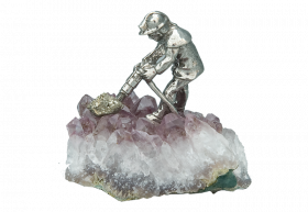 Erzsucher Wismut mit Bohrhammer auf Amethyst